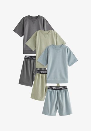 Trois ensembles de hauts décontractés à manches courtes et de shorts à taille élastique en gris, vert clair et bleu clair avec "NEXT" imprimé sur les ceintures.