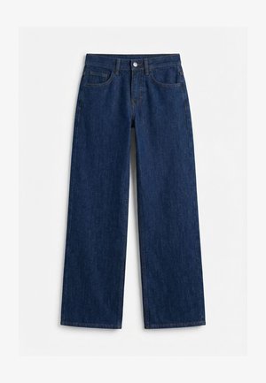 Vaqueros denim azul oscuro de talle alto y corte recto, con bolsillos frontales, trabillas para cinturón y cierre con botón plateado sobre un fondo blanco liso.