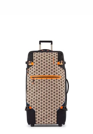 Valigia con rotelle con parte frontale in tessuto beige a motivo geometrico, dettagli neri, cerniere arancioni e maniglia retrattile.
