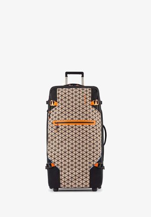 Valigia con rotelle con parte frontale in tessuto beige a motivo geometrico, dettagli neri, cerniere arancioni e maniglia retrattile.