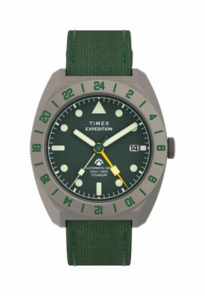 Timex Expedition Uhr mit grünem Stoffarmband, grauem Titangehäuse, schwarzem Zifferblatt, leuchtenden Zeigern, Datumsfenster und 24-Stunden-Lünettenmarkierungen.