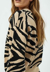 Desires DEDSEMILINE JAQUARD KNIT PULLOVER - Neule - p cuban sand print