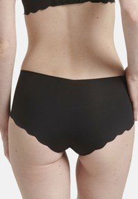 Schwarze hochgeschnittene Panties mit glatter Textur und gewelltem Rand, die vollständige Abdeckung und ein nahtloses Design bieten.