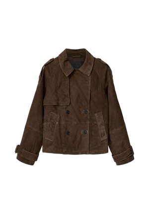 Bruine suède cropped double-breasted jas met een kraag, twee voorzakken, schouderepauletten en verstelbare manchettenbanden.