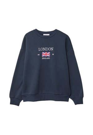 Tmavě modrá mikina s vyšitým nápisem „LONDON“, vlajkou Spojeného království, „UK 98“ a „ENGLAND“ na přední straně, s dlouhými rukávy a žebrovanými manžetami.