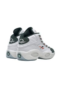 Scarpe sportive alte in pelle bianca con accenti verdi. Presentano un collo imbottito, lacci multicolori e ammortizzazione ad aria visibile.