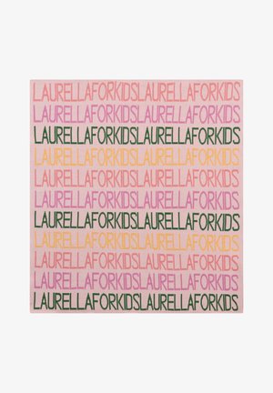 Růžový obdélníkový koberec s opakujícím se textovým vzorem "LAURELLAFORKIDS" v odstínech růžové, oranžové a zelené. Měkká textura, moderní design.
