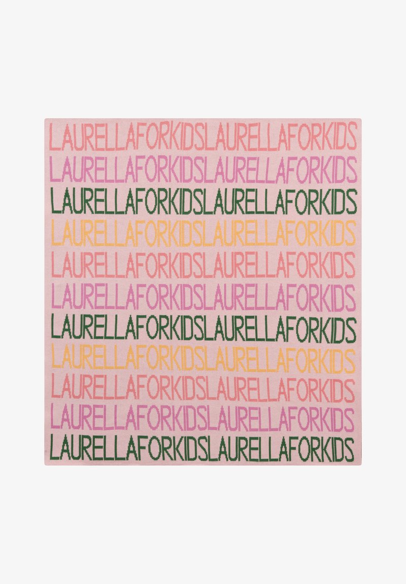 Różowy prostokątny dywan z powtarzającym się wzorem tekstu "LAURELLAFORKIDS" w odcieniach różu, pomarańczu i zieleni. Miękka tekstura, nowoczesny design.