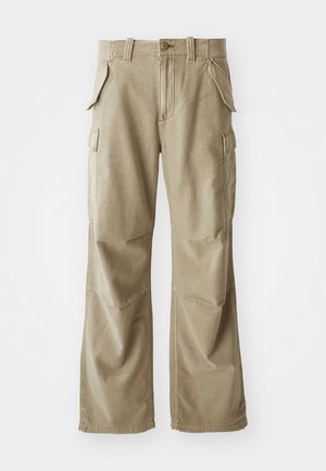 Beige cargobroek van duurzaam materiaal, met een relaxte pasvorm, meerdere zijzakken en verstevigde knieën. Vlakke voorkant.