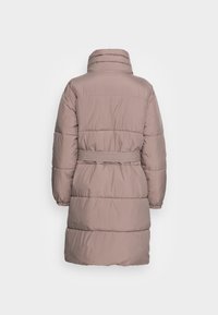 Cappotto puffer lungo fino al ginocchio di colore malva con colletto alto e cintura coordinata, visto da dietro su sfondo bianco.