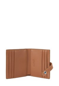 Portafoglio in pelle marrone con più fessure per carte, superficie liscia e chiusura con bottone a scatto. L'interno presenta un marchio impresso.