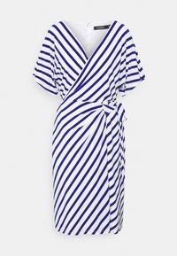 Abito bianco con strisce diagonali blu, design avvolgente, maniche corte, cintura regolabile in vita e orlo fino al ginocchio. Tessuto dalla texture liscia.