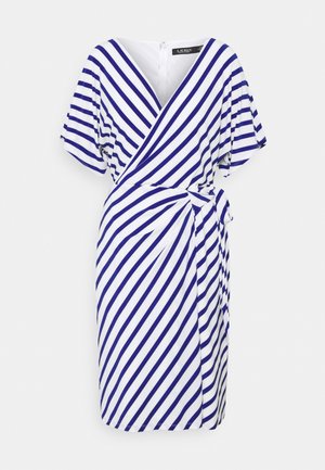 Biała sukienka w niebieskie diagonalne paski, z kopertowym fasonem, krótkimi rękawami, regulowanym paskiem w talii i długości do kolan. Gładka faktura materiału.