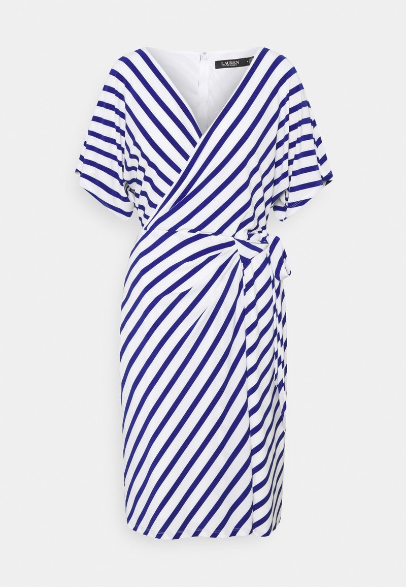 Abito bianco con strisce diagonali blu, design avvolgente, maniche corte, cintura regolabile in vita e orlo fino al ginocchio. Tessuto dalla texture liscia.