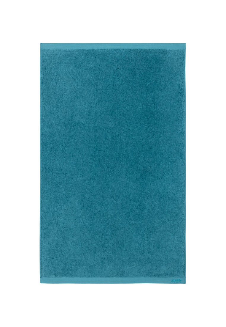 Serviette de bain turquoise, texture douce, forme rectangulaire, bords finis, surface lisse avec un éclat subtil, sans motifs ni designs visibles.