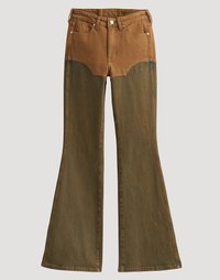 Jean évasé bicolore marron et olive avec poches avant et fermeture par bouton sur un fond uni.