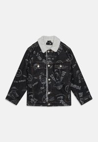 Svart denimjacka med krage i vit päls, prydd med graffitistil-mönster. Inkluderar metallknappar och bröstfickor.