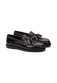 Mocassins en cuir noir avec une tige en textile à motifs, des franges décoratives et des accents cloutés. Bout arrondi et semelle basse.