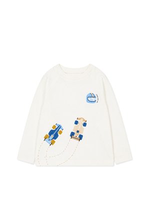 Camicia bianca a maniche lunghe con due illustrazioni stilizzate di auto da corsa e una grafica di casco blu con il testo "On your mark!" sul davanti.