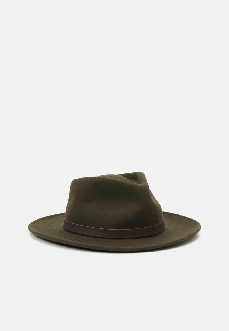 Chapéu de feltro verde-azeitona com ampla aba e uma faixa castanho-escura. Apresenta uma superfície texturizada e um design de copa ligeiramente comprimido.