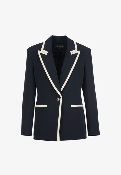 Temno modri blazer z belimi reverji in obrobami, en gumb za zapiranje, strukturiran kroj, dva sprednja žepa, izdelan iz gladkega blaga.