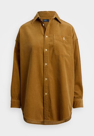 Brązowa koszula z korduroy z kołnierzykiem button-down, przednią kieszonką i haftowanym logo. Charakteryzuje się pionowym prążkowaniem i długimi rękawami.