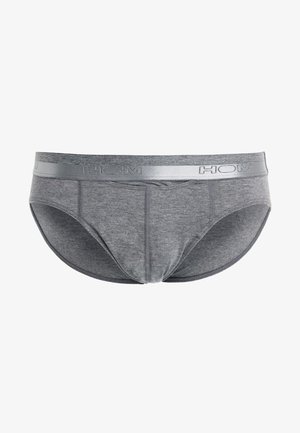 Slip grigi maschili con una texture liscia, dotati di un elastico grigio lucido con il logo "HOM". Design semplice senza ulteriori motivi.