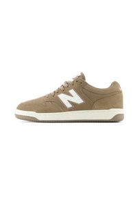 Zapatilla de ante marrón con detalles en blanco, que presenta un upper texturizado, un cuello acolchado, cordones tradicionales y una suela de goma.