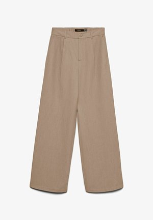 Pantalones beige de pierna ancha con pasadores para cinturón, botón frontal, cremallera oculta y pliegues debajo de la pretina.