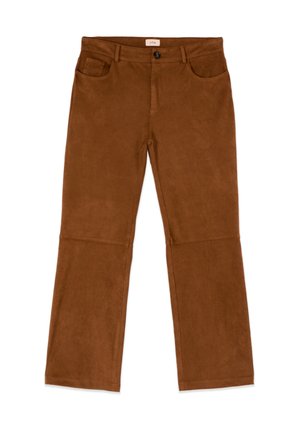 Pantalon droit en daim marron avec bouton à l'avant, fermeture éclair, passants de ceinture, poches avant et poche monnaie.