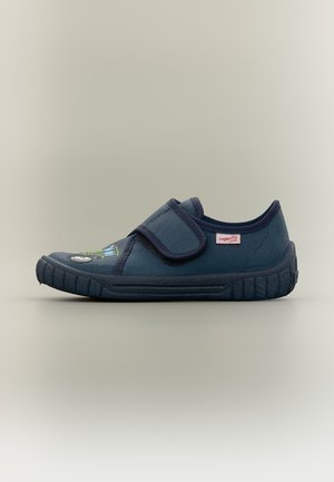 Granatowy dziecięcy sneaker z paskiem na rzep, teksturowaną gumową podeszwą i małą kolorową grafiką na obszarze palców.