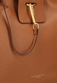 Borsa a mano in pelle marrone con finitura testurizzata, caratterizzata da dettagli hardware in tonalità oro e una forma strutturata. Nome del marchio stampato sulla parte anteriore.