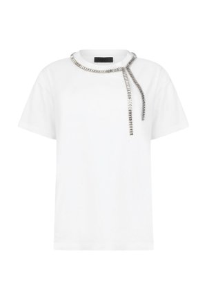 T-shirt bianca a maniche corte con scollo rotondo, caratterizzata da una catena di strass argentati che scende dal colletto al petto.