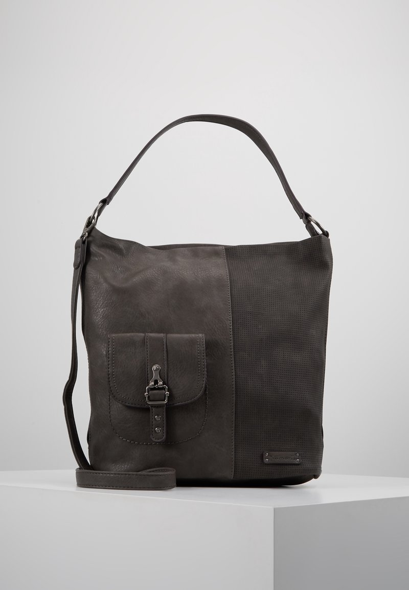 Sac à bandoulière en cuir gris foncé avec poche avant à boucle et bandoulière réglable, présenté sur un socle blanc sur fond gris.