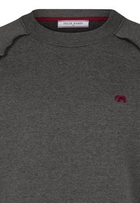 Sweatshirt gris avec un col rond côtelé, arborant un petit logo d'éléphant maroon sur la poitrine. Fabriqué à partir d'un mélange de coton texturé.