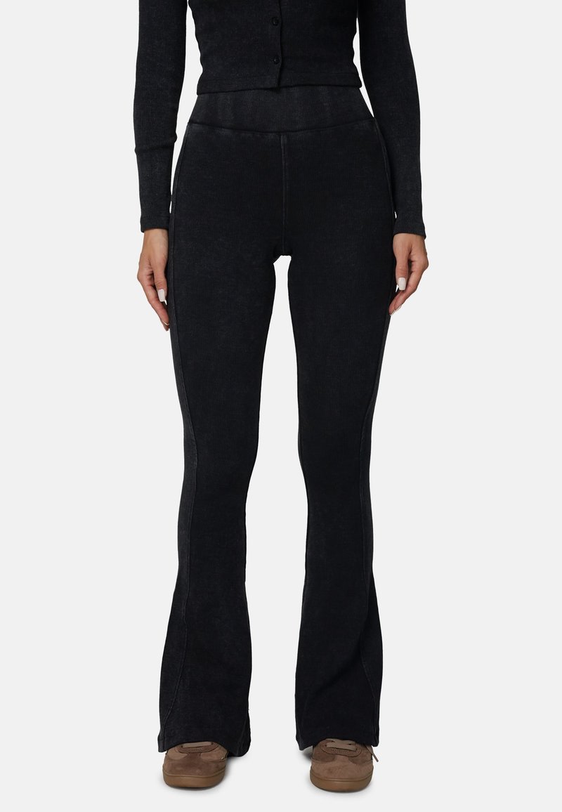 Zwarte flared broeken met een ribbeltextuur, voorzien van zijpaneelaccenten, brede beenopeningen en een hoge taille.