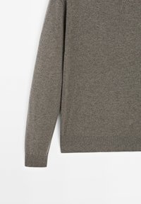 Grauer Strickpullover mit Rundhalsausschnitt und langen Ärmeln. Das Material wirkt weich mit einer glatten Textur und minimalen Nähdetails.