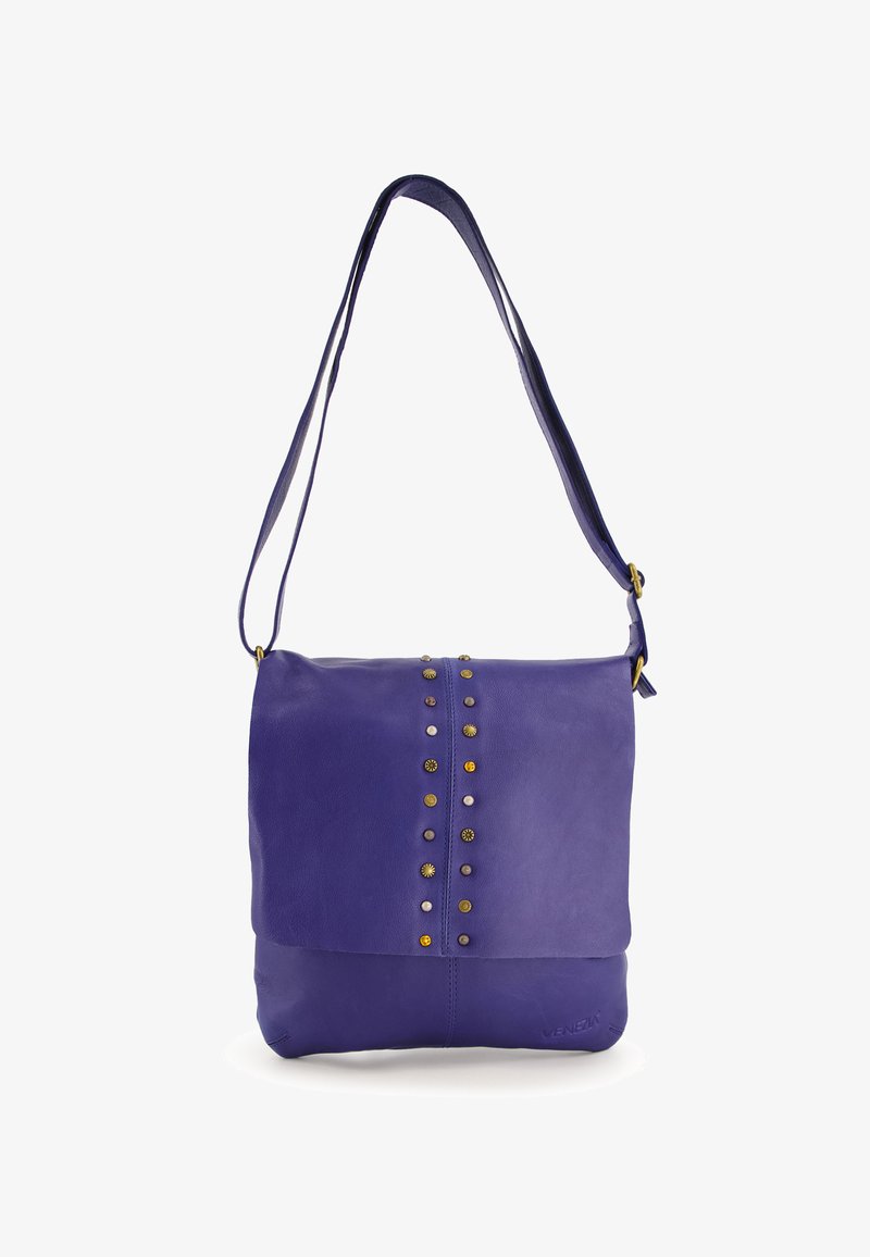 Lilla læder skuldertaske med fladt design, prydet med guld- og metallknstuds langs forsiden. Justerbar skulderrem inkluderet.