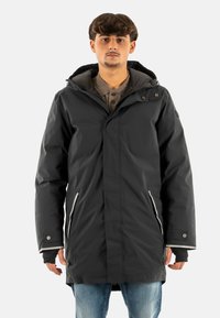 Parka impermeable negra con capucha. Cuenta con bolsillos con cremallera, puños ajustables y acentos plateados. Tela ligera, diseño hasta la rodilla.