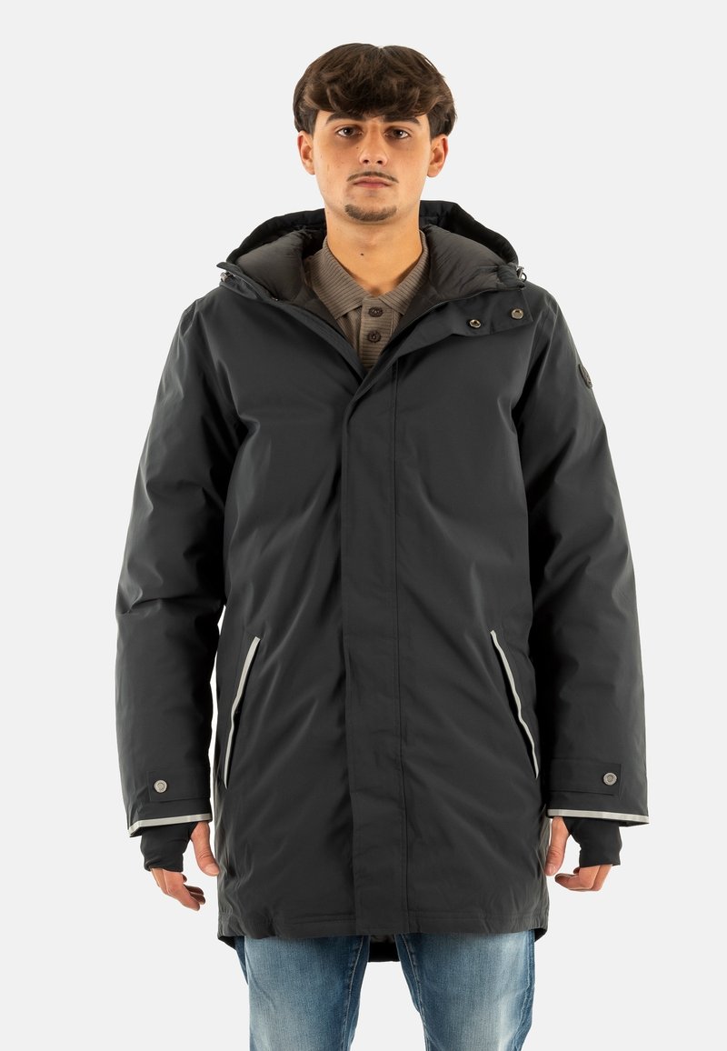 Parka impermeable negra con capucha. Cuenta con bolsillos con cremallera, puños ajustables y acentos plateados. Tela ligera, diseño hasta la rodilla.