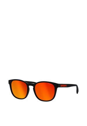 Schwarze, rechteckige Sonnenbrille mit orangefarben verspiegelten Gläsern und rotem "Superdry"-Logo am Bügel.