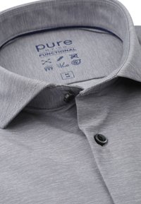 Grijze kortefris shirt met knoopsluiting en een klassieke kraag. Zacht, textuurstof met zorg- en functionele iconen binnenin de kraag.