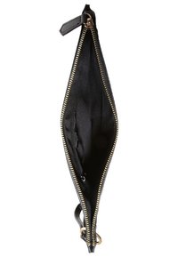 Černá peněženka se zipem ve zlaté barvě a kováním. Interiér obsahuje několik kapes, kapsu na zip a hladkou textilní podšívku.