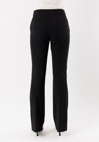 Pantaloni neri formati, con gamba ampia e una trama liscia. Presenta due tasche posteriori e una vita sagomata per una vestibilità su misura.