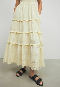 Next REGULAR FIT - Maxikleid - yellow