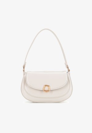 Kremowa torebka z gładkiej skóry, o zakrzywionym kształcie, z złotymi akcentami, zamykana klapą z dekoracyjnym zapięciem.