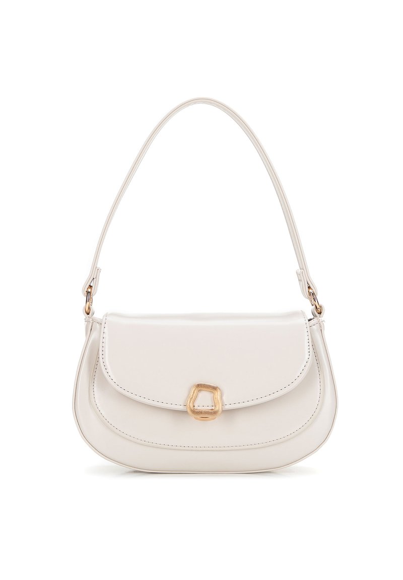 Sac à main couleur crème en cuir lisse, présentant une forme incurvée, des accents en métal doré, et une fermeture à rabat avec un fermoir décoratif.