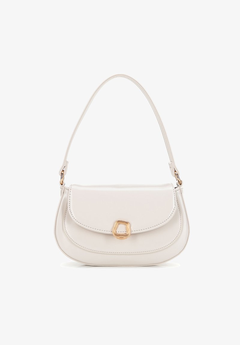 Sac à main couleur crème en cuir lisse, présentant une forme incurvée, des accents en métal doré, et une fermeture à rabat avec un fermoir décoratif.