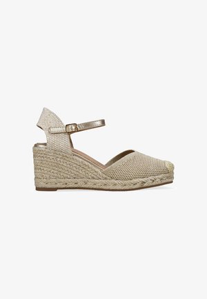 Sandalia espadrile de cuña tejida en beige con tira en el tobillo y hebilla, suela trenzada de yute y punta cerrada.