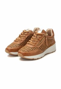 Zapatillas de cuero marrón con un diseño de malla trenzada, que cuentan con un zipper lateral, punta redonda y una suela de goma blanca. Los detalles incluyen herrajes en tono dorado.